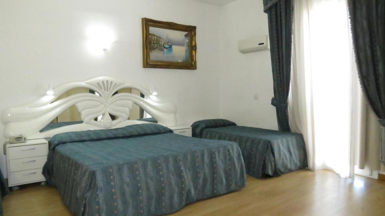 Hotel Chopin Fiumicino Esterno foto