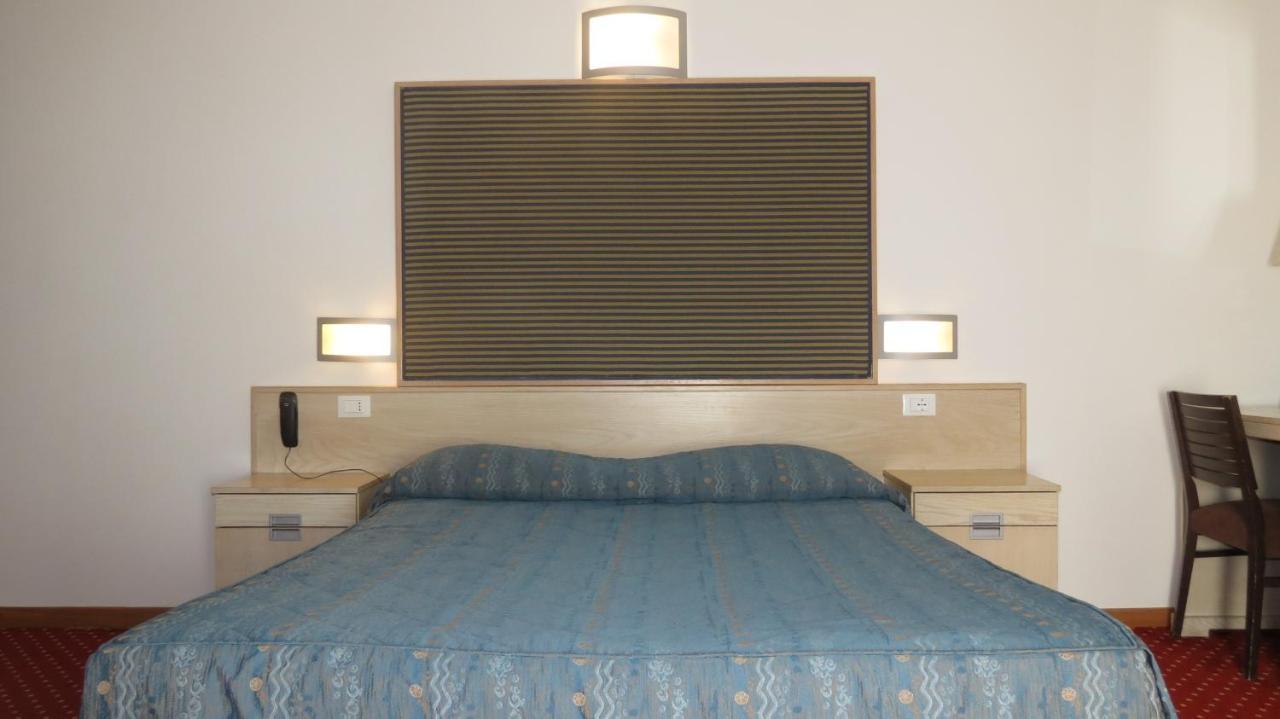 Hotel Chopin Fiumicino Esterno foto
