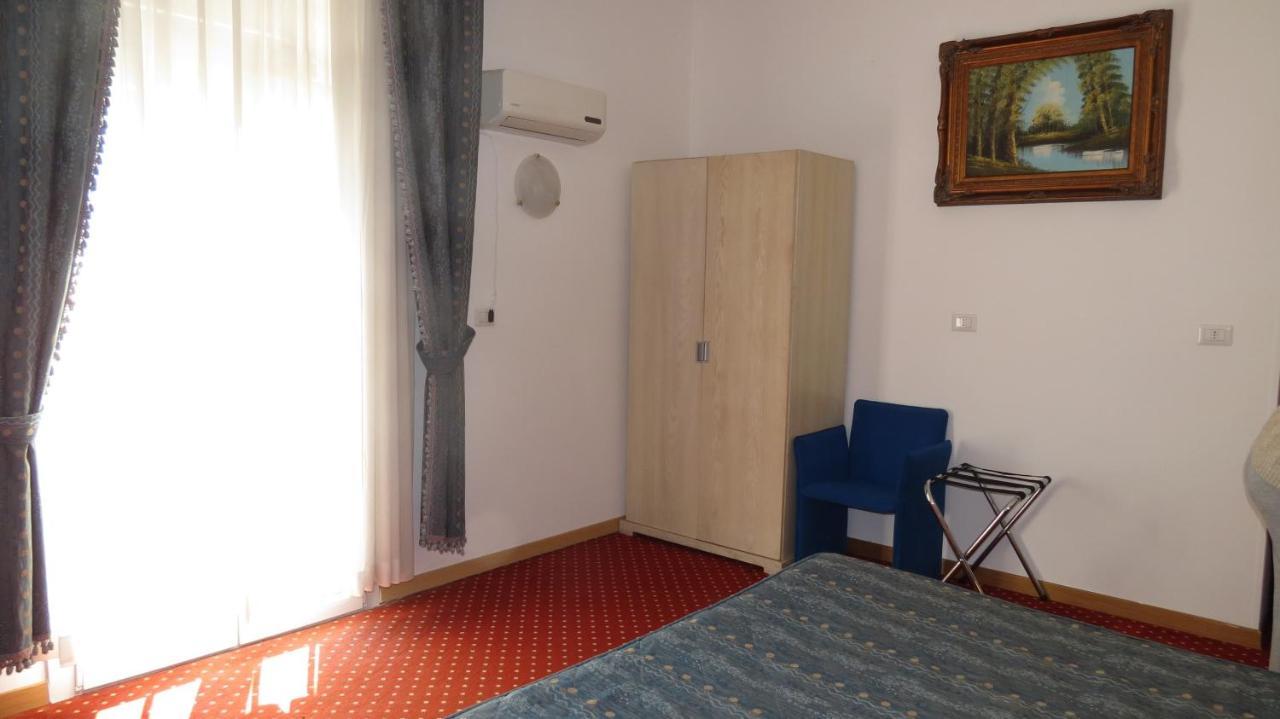 Hotel Chopin Fiumicino Esterno foto