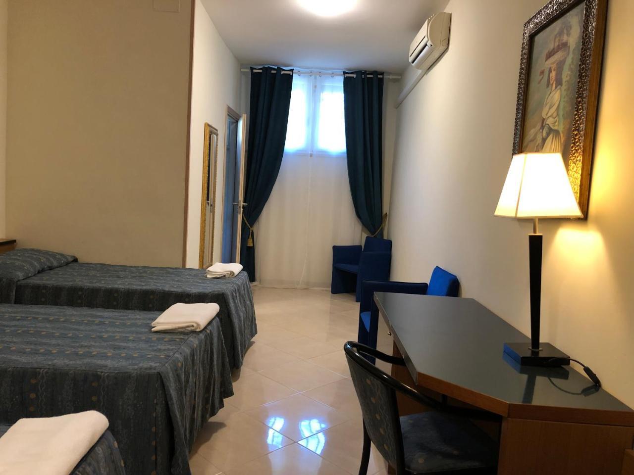 Hotel Chopin Fiumicino Esterno foto