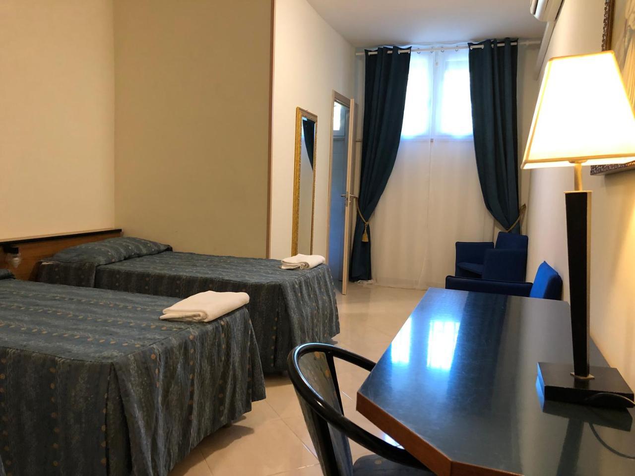 Hotel Chopin Fiumicino Esterno foto